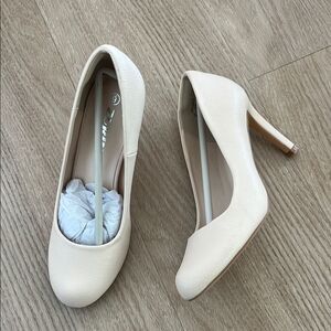 Brand new tan heels